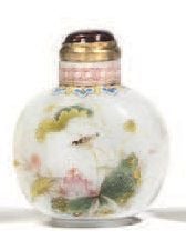 Flacon tabatière en verre blanc à décor polychrome d'un paysage, de lotus et oiseau