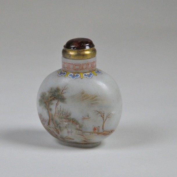 Flacon tabatière en verre blanc à décor polychrome d’un paysage, de lotus et oiseau