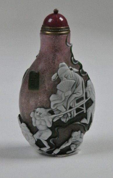 Flacon tabatière en verre de Pékin à décor vert et blanc sur fond rose, représentant Zhongkui en procession avec des petits démon