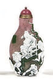 Flacon tabatière en verre de Pékin à décor vert et blanc sur fond rose, représentant Zhongkui en procession avec des petits démon