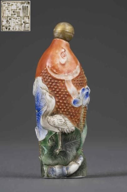 FLACON TABATIERE ICHTYOMORPHE EN PORCELAINE Chine, Epoque XXe siècle Il est moulé à l'imitation d'une carpe jaillissant de l'ea