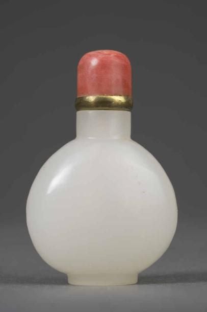 FLACON TABATIERE OVOIDE EN VERRE BLANC A L'IMITATION DU JADE Chine, Epoque XXe siècle Bouchon de corail avec spatule (spatule détachée