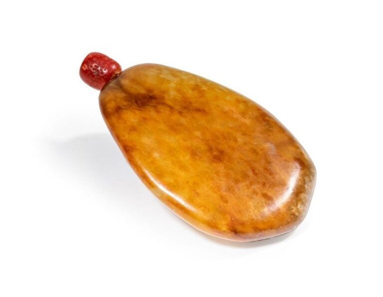 FLACON TABATIERE SCULPTEE DANS UN GALET DE JADE NEPHRITE
