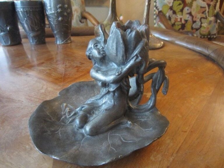 Flambeau à décor de femme en bronze