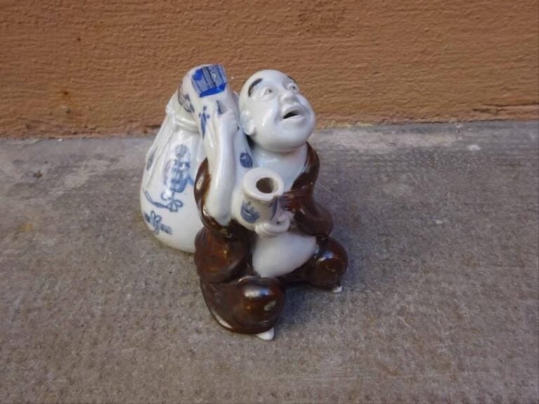 FLASQUE A SAKE EN PORCELAINE D'HIRADO MOULEE A L'IMITATION D'HOTEI ET DE SON SAC, TOKKURI SAKI