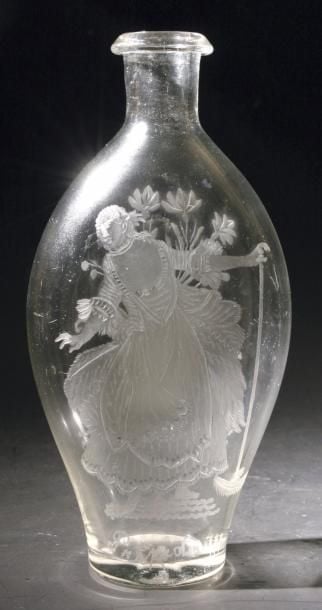 Flasque en verre gravé d'une soubrette en costume du XVIIIe