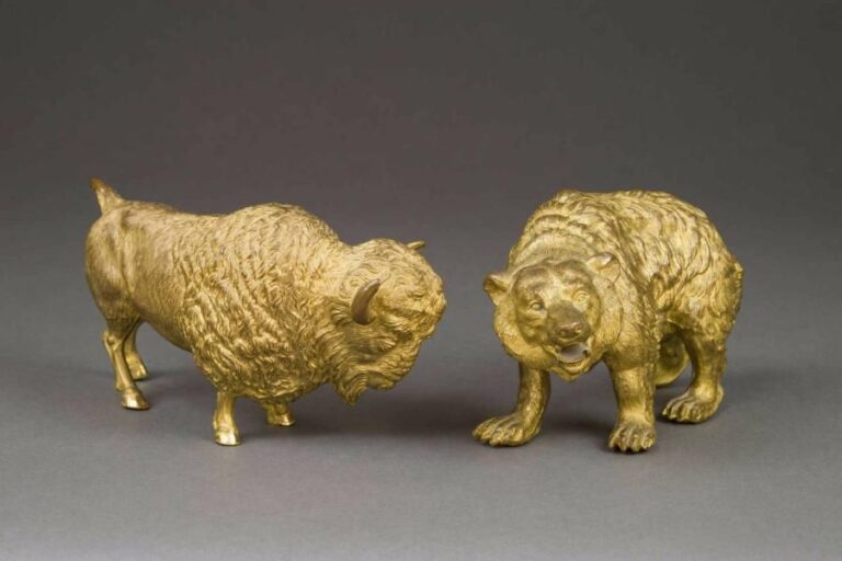 [FONDS MARTIN'S OF SAVOIE] - lots 667 à 686 -   ECOLE AMERICAINE (Première moitié du XXe siècle) dans le goût de REMINGTON Grizzly et bison Suite de deux sculptures moulées et creuses en alliage cuivreux dorés à l'imitation du bronze Non signées Dimensions: > grizzly: H: 11 cm - L: 16,8 cm - l: 7 cm > bison: H: 10,5 cm - L: 18 cm - l: 7,8 cm  TWO ORMOLU CAST COPPER ALLOY SCULPTURES IN THE STYLE OF REMINGTON United States, First half of 20th century  Provenance: Epoux Louis et Renée MARTI