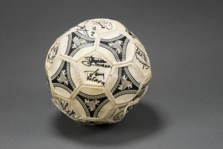 FOOTBALL / MONACO - Ballon officiel de la Coupe du Monde FIFA 1990 en Italie et du Championnat d'Europe de 1992 en Suèd