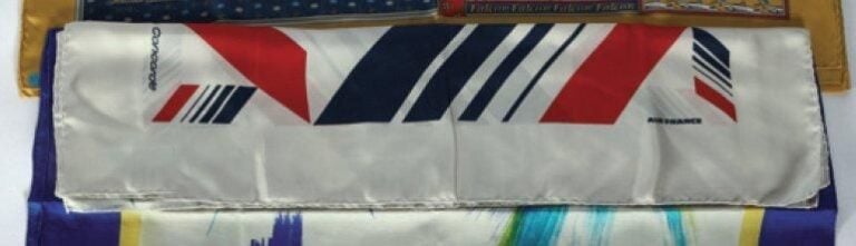 Foulard Concorde Air France en soie blanche imprimée aux couleurs de la compagni