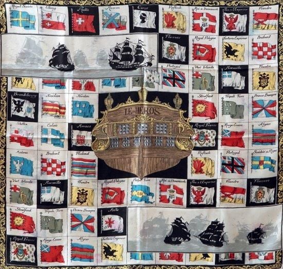FOULARD EN SOIR: «LE HÉROS» représentant la poupe de ce vaisseau du XVIIIe siècle sur un fond de pavillons, que les nations de cette époque arborent en me