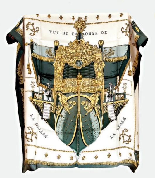 FOULARD HERMÈS Carré en soie représentant la vue du Carrosse de la galère « La Réale » 88 x 85 cm Dans sa boîte d'origine