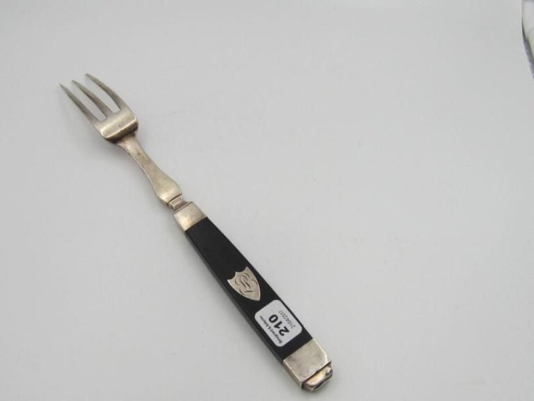 Fourchette à découper en argent (950 ‰); manche en bois noirci