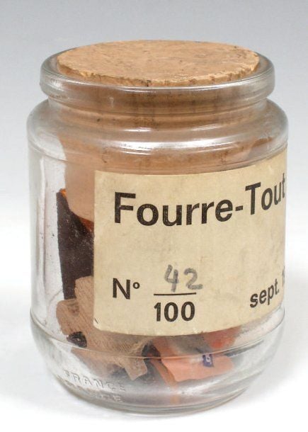 Fourre-Tout 3, septembre 1968 Multiple, Objet Bouteille de verre transparent contenant divers éléments, fermée par un bouchon de lièg