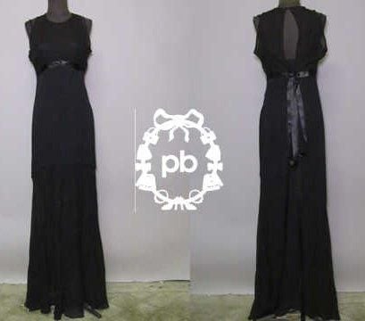 FOURREAU du SOIR en mousseline de soie et crêpe viscose noir, encolure ronde s'attachant par un petit bouton recouvert sur dos fendu orné d'un noeud en satin noir, rappel sous la poitrine avec effet de taille haute, jupe partiellement travaillée en biais formant petits godets (T38)