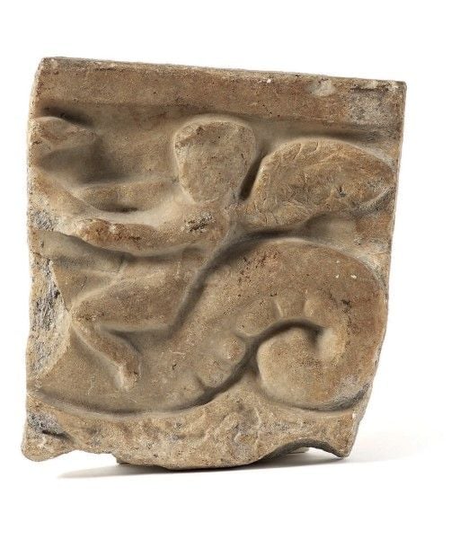 Fragment de bas-relief provenant très probablement d'une cuve de sarcophag