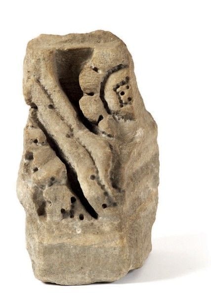 Fragment de corniche sculptée présentant des feuilles d'acanthe et une fleu