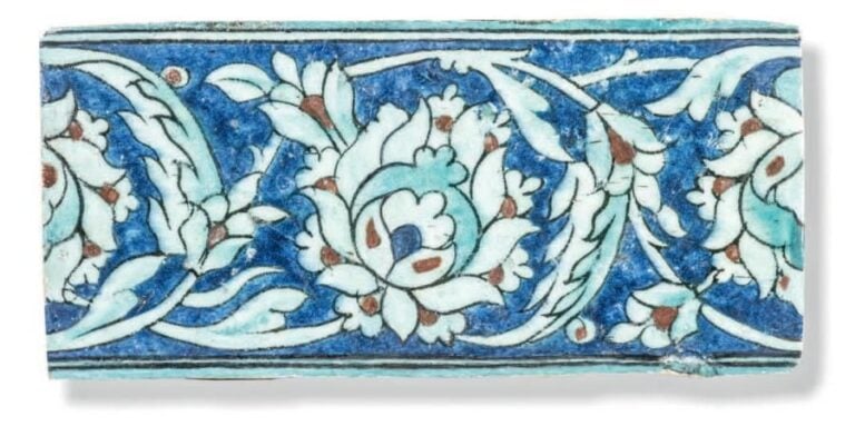 Fragment de frise à décor floral