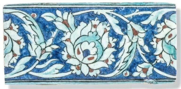 Fragment de frise à décor floral