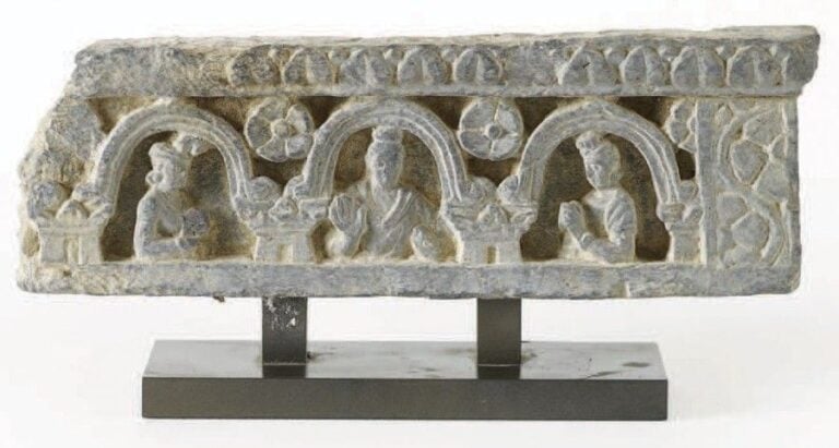 Fragment de frise architecturée Schiste gris Art Gréco-bouddhique du Gandhara, Ier - IIIe siècle Hauteur: 9; Largeur: 29 cm Ce fragment de frise représente trois personnages dans des arcatures séparées par des rosaces