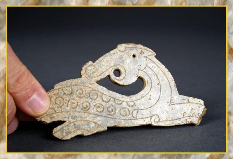 FRAGMENT DE PENDENTIF / D'ELEMENT DE COIFFE / D'INSIGNE AVIFORME / AVIMORPHE EN JADE NEPHRITE