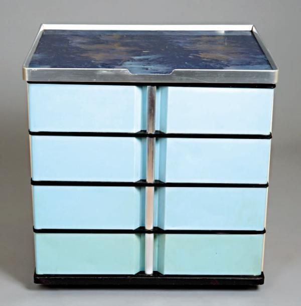 « FRANCE » (1962) Commode par Henri Lancel en aluminium, façade laquée bleu ouvrant par quatre tiroirs avec poignée centrale en aluminiu