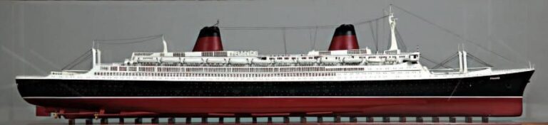 « FRANCE » (1962) Grande maquette de la Compagnie Générale Transatlantiqu