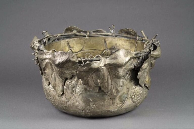 Franco LAGINI Important seau à champagne en métal argenté à décor de ceps et feuilles de vignes en haut relief et grappes de raisins travaillées au repoussé en semi-relie