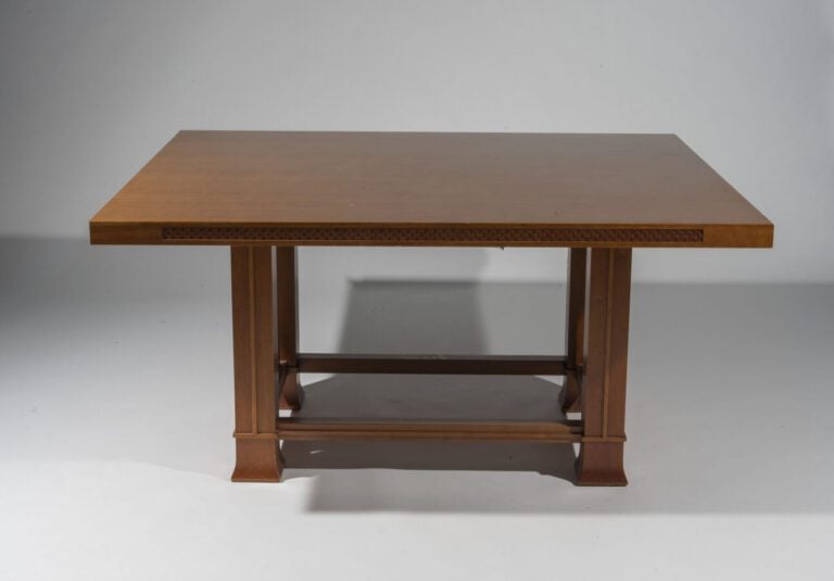 FRANK LLOYD WRIGHT (1867-1959) - Édité par CASSINA - Table de salle à manger en…
