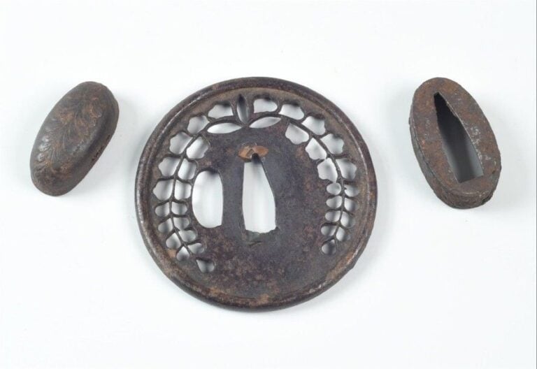 GARDE DE SABRE DE SAMOURAI (MARU GATA TSUBA) A DECOR AJOURE FOLIE (TYPE SUKASHI) Japon, période Edo Exécuté en fe