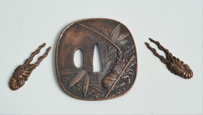 GARDE DE SABRE (KAKU GATA TSUBA) AUX LANGOUSTES Japon, période Meiji Exécutée en cuivre (suaka