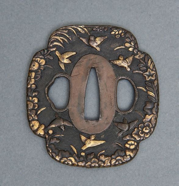 GARDE (tsuba) en acier mince pour sabre décorée de fleurs dorées et de motifs d'oiseau