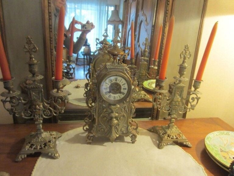 Garniture de cheminée en laiton de style néo-gothique