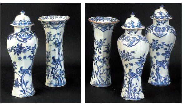 Garniture de cinq pièces en porcelaine blanche et décor en bleu sous couverte, comprenant trois vases couverts et deux vases cornets, à parois côtelées ornées d'oiseaux perchés sur des arbres en fleur