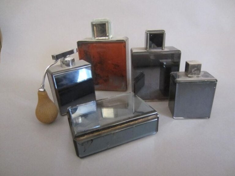 Garniture de toilette à fond de glace fumée: vapo, 3 flacons ( 1 éclats bouchon) et une boite
