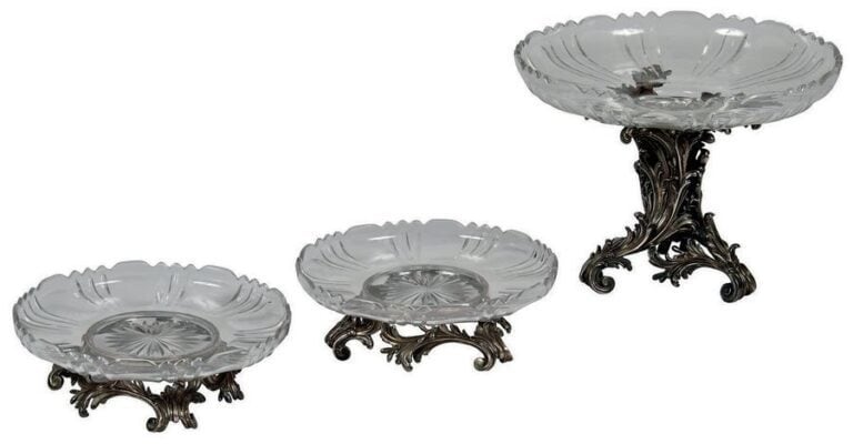 GARNITURE DE TROIS COUPES en cristal et argent sculpté
