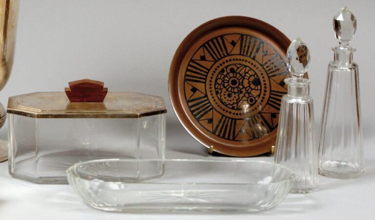Garniture en cristal taillé se composant de deux flacons avec bouchon, d'un épinglier et d'une boîte à couvercle en métal argent