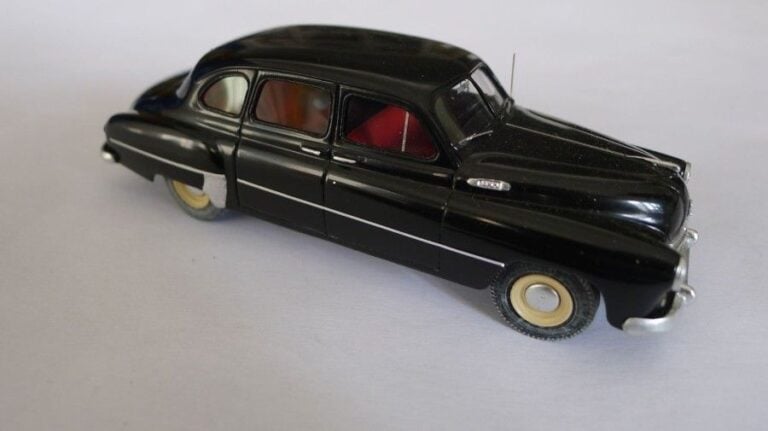 Gaz 12 - Miniature à l'échelle du 1/43e avec carrosserie réalisée en cuivr