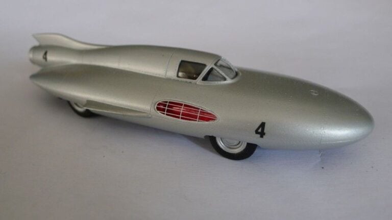 Gaz TR 1954 - Miniature à l'échelle du 1/43e de la voiture de record de vitesse propulsée par un réacteur de Mig 17 de 2700 kg de poussé