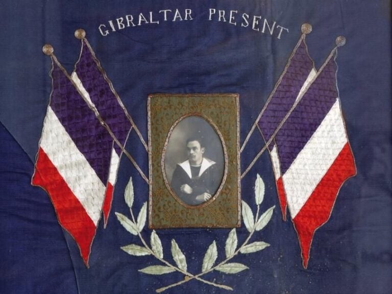 GIBLALTAR PRESENT Broderie à décor de drapeaux français, avec au centre photo de marin françai