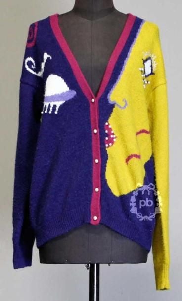 GILET en tricot bleu jean, moutarde et fuschia figurant un visage de profil et parsemé de petites perles bourgeoises (env TS/M)