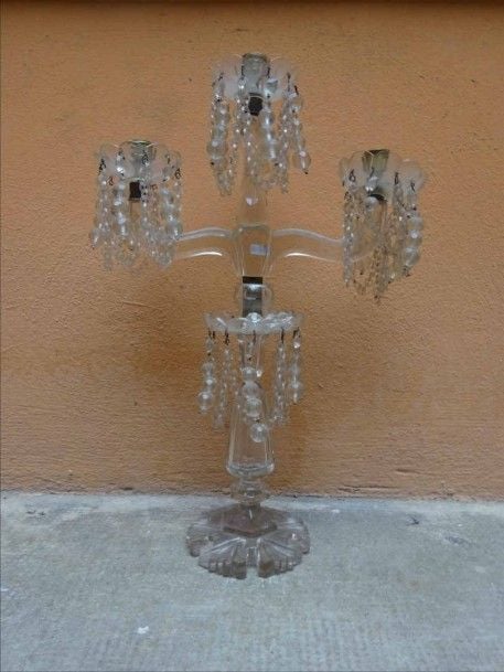 GIRANDOLE à trois feux et fût balustre en verre taillé pendeloques et guirlandes d'anneaux pendant