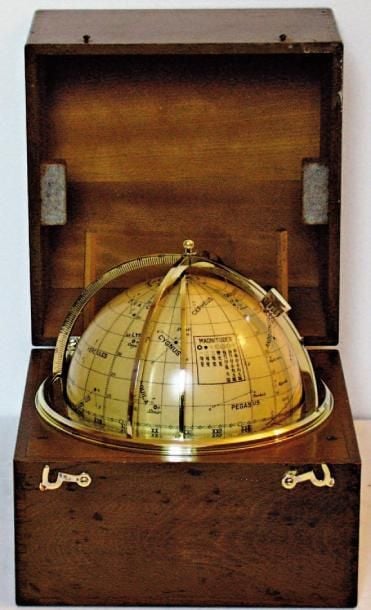 GLOBE CÉLESTE De navigation, type Cary pour le marché Japonais complet dans son coffret avec sa cosmosphère en laito