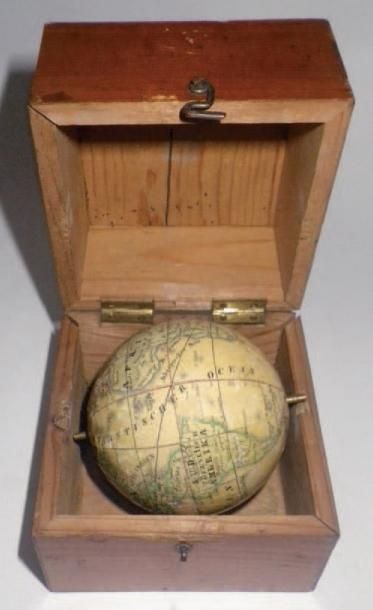 Globe miniature Die Erde-Nurnberg dans sa boîte de présentation en pitchpin 7,5 x 7,5 x 8 cm (*)