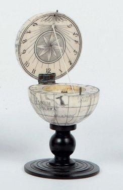 GLOBE MINIATURE en ivoire grav