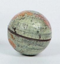 GLOBE MINIATURE en tôle lithographiée (chocs et usures) formant boît