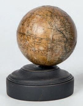 Globe terrestre de poche en bois avec cartographie de Lapie, Bastien Ain