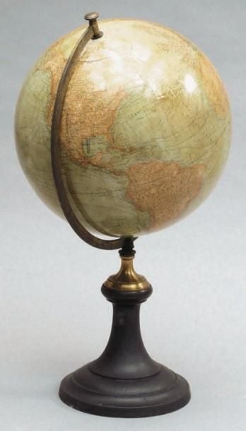 GLOBE TERRESTRE Demi-méridien en laiton et pied en bois noirc