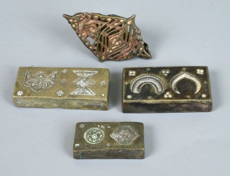 GLYPTIQUE - LOT DE SCEAUX EN BRONZE Sud-Est Asiatique, circa 1900 Il comprend un sceau probablement tibétain pourvu d'une bêlière et trois autres sceaux de section rectangulair