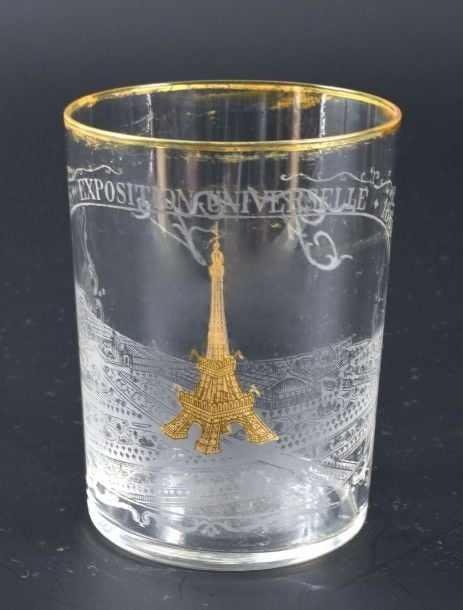 Gobelet à décor gravé et doré représentant la Tour Eiffel et l'Exposition Universelle de Paris de 188