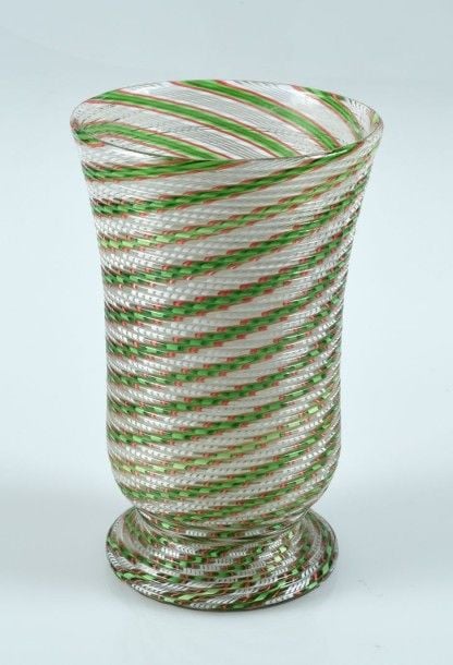 Gobelet à piédouche en cristal côtelé à décor de filigranes verts, roses et blancs spiralé